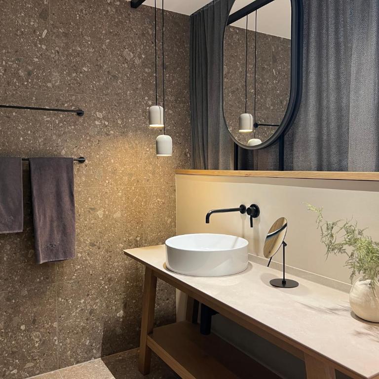 Revier Boutique Hotel Kaprun - Zimmer mit Kingsize-Bett und Balkon - 3