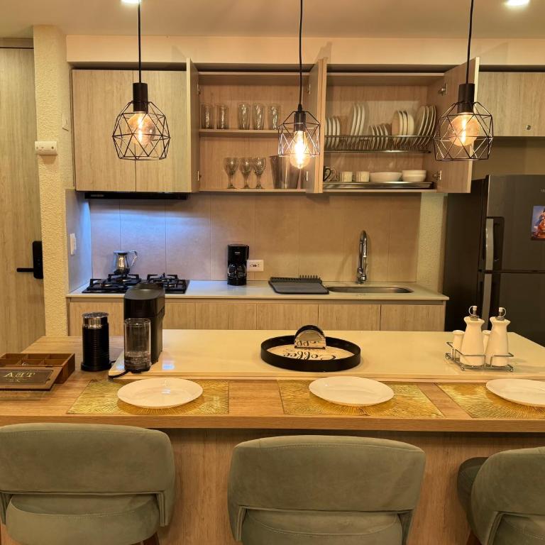 Dominique Luxury - 1 BR - Private Jacuzzi - 13th Floor - One-Bedroom Apartment - 13