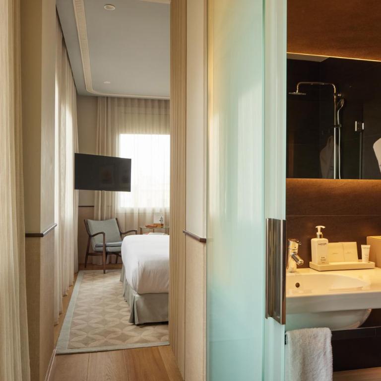 Grand Hotel Central, Small Luxury Hotels - Family Room - 4