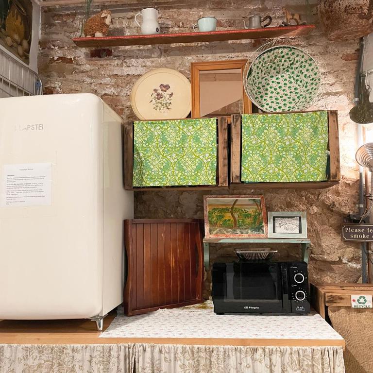 Vintage home - Three-Bedroom Apartment - 6