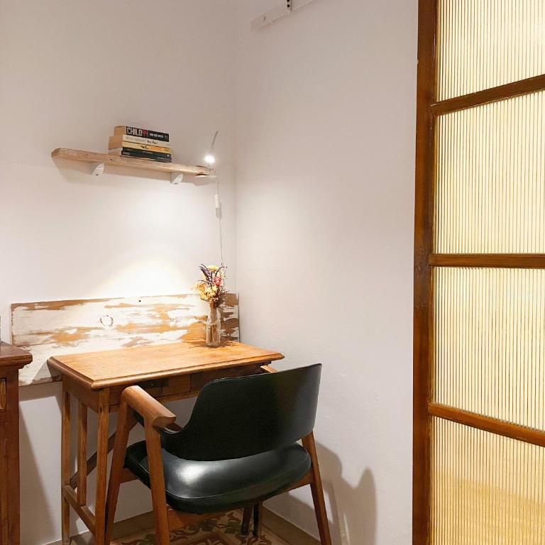 Vintage home - Three-Bedroom Apartment - 16