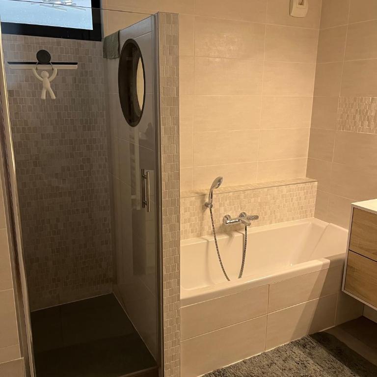 Chez Marlay, centre ville , 3 chambres , clim - Premium Apartment mit 3 Schlafzimmern und Balkon - 12