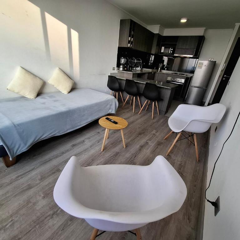 Alojamiento moderno y bien conectado a pasos del Metro y centros urbanos - Two-Bedroom Apartment with Balcony - 1