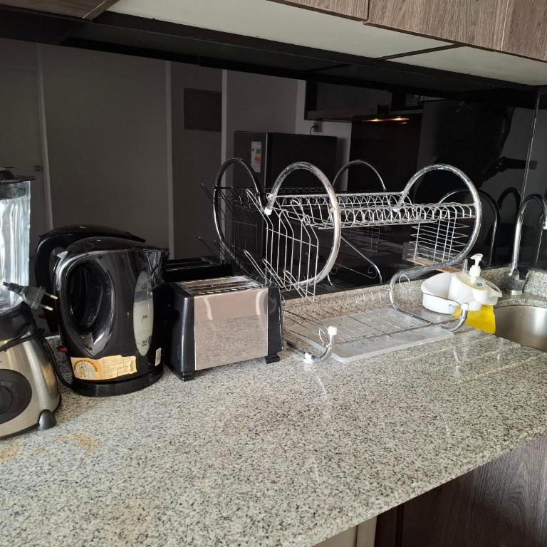 Alojamiento moderno y bien conectado a pasos del Metro y centros urbanos - Two-Bedroom Apartment with Balcony - 4