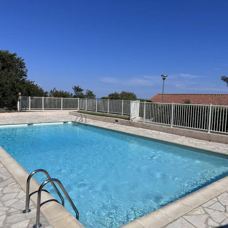 Appartement T2 proche mer avec piscine et parking - FR-1-768-23 - Appartement - 10