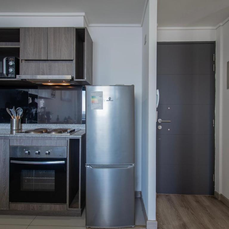 Alojamiento moderno y bien conectado a pasos del Metro y centros urbanos - Two-Bedroom Apartment with Balcony - 10