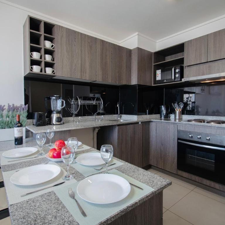 Alojamiento moderno y bien conectado a pasos del Metro y centros urbanos - Two-Bedroom Apartment with Balcony - 12