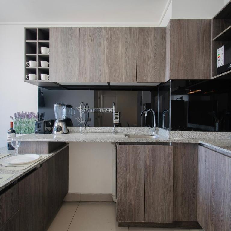 Alojamiento moderno y bien conectado a pasos del Metro y centros urbanos - Two-Bedroom Apartment with Balcony - 11