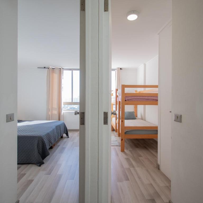 Alojamiento moderno y bien conectado a pasos del Metro y centros urbanos - Two-Bedroom Apartment with Balcony - 13