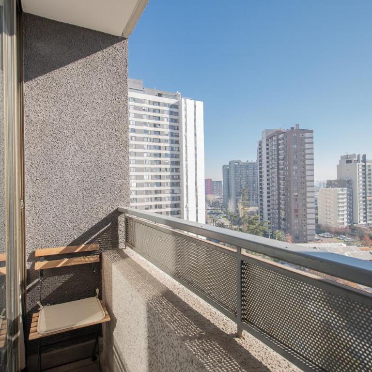 Alojamiento moderno y bien conectado a pasos del Metro y centros urbanos - Two-Bedroom Apartment with Balcony - 14