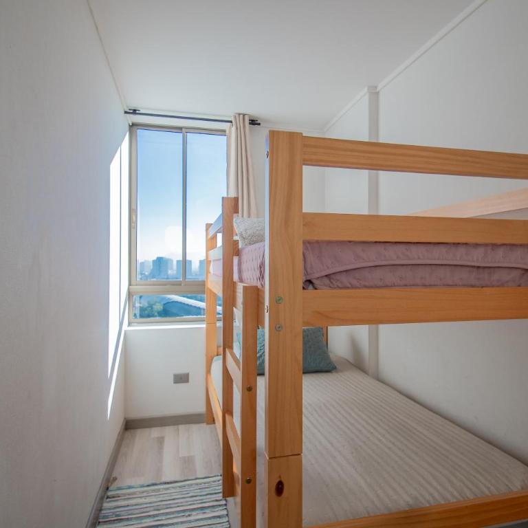Alojamiento moderno y bien conectado a pasos del Metro y centros urbanos - Two-Bedroom Apartment with Balcony - 15