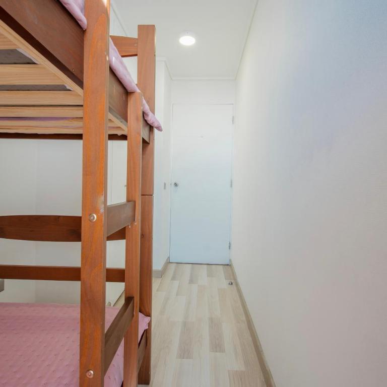 Alojamiento moderno y bien conectado a pasos del Metro y centros urbanos - Two-Bedroom Apartment with Balcony - 16