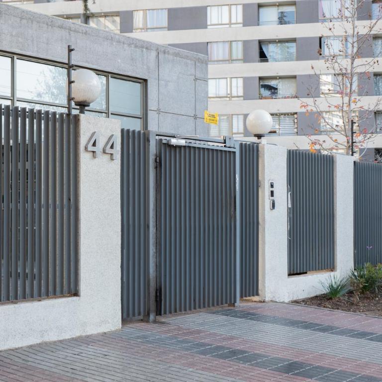Alojamiento moderno y bien conectado a pasos del Metro y centros urbanos - Two-Bedroom Apartment with Balcony - 17