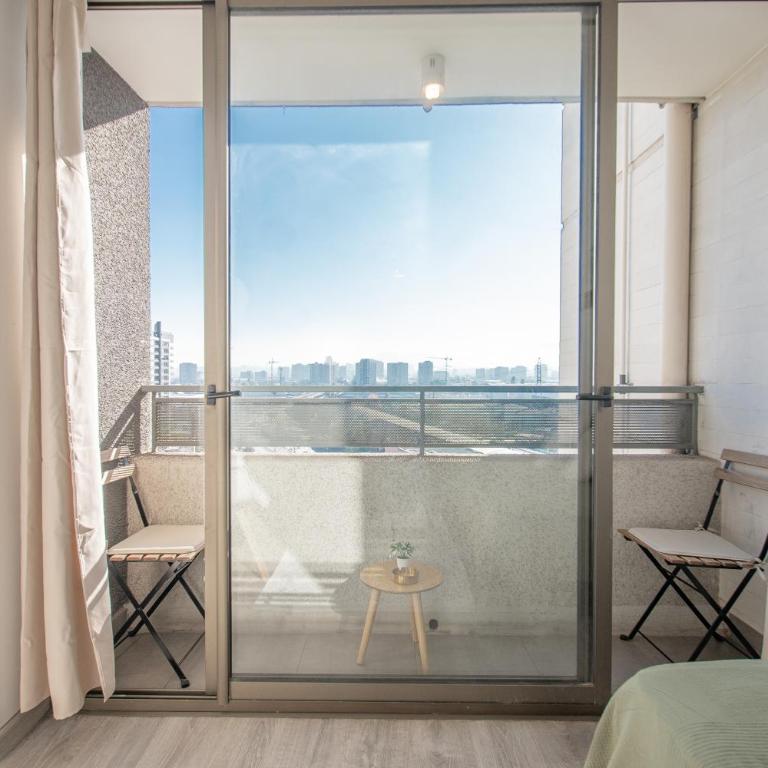 Alojamiento moderno y bien conectado a pasos del Metro y centros urbanos - Two-Bedroom Apartment with Balcony - 22
