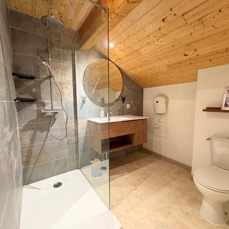 Chalet rénové, charme montagnard et confort moderne - Three-Bedroom Apartment - 5