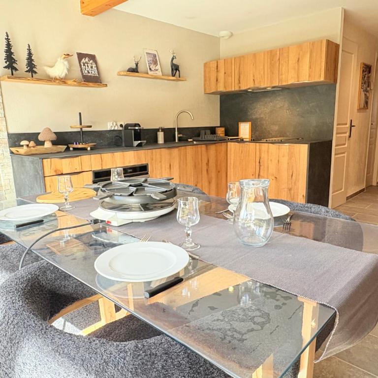 Chalet rénové, charme montagnard et confort moderne - Three-Bedroom Apartment - 19
