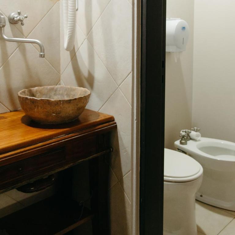 La Guarida Hotel & Spa - Habitación con cama grande y bañera de hidromasaje - 3