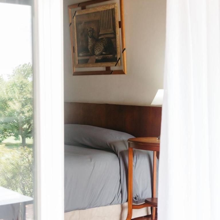 La Guarida Hotel & Spa - Habitación con cama grande y bañera de hidromasaje - 9