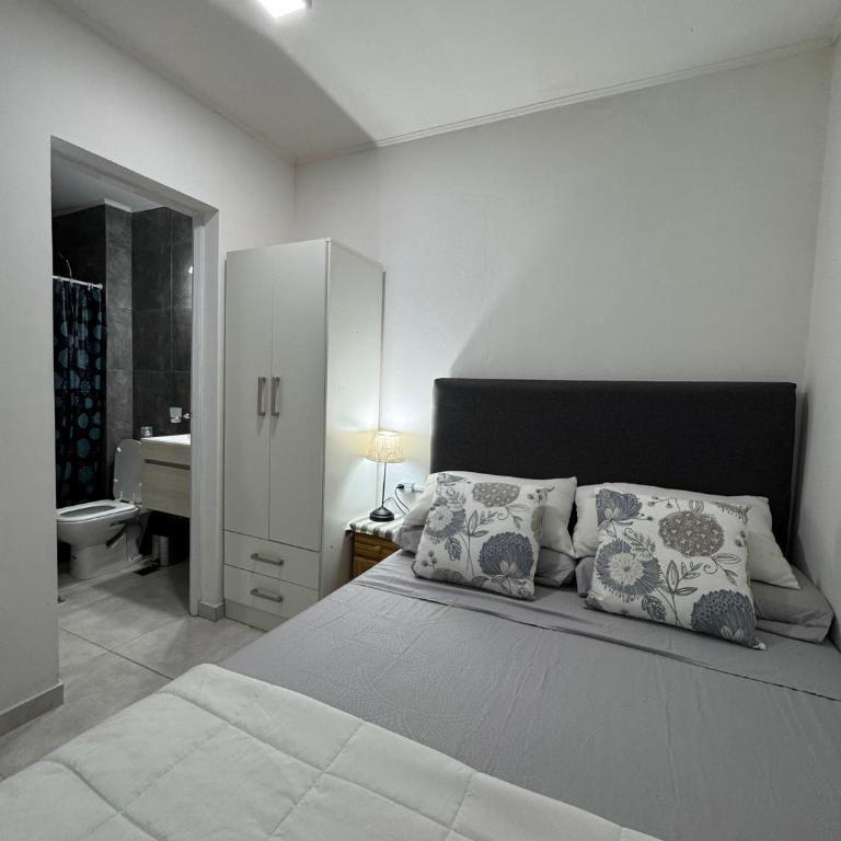 Dpto equipado - Frente a plaza y cerca del centro - Apartamento de 1 dormitorio - 6