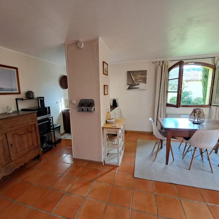 Rez de jardin villa independant Presqu'ile de Giens - Apartment - 8