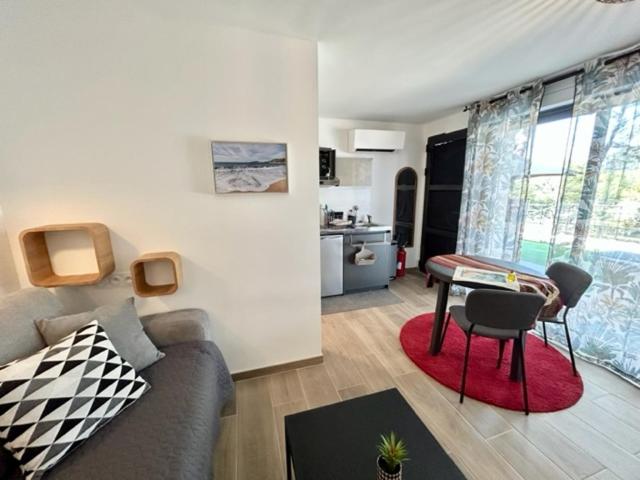 Résidences des Peyrons vue mer et les Iles d'Or - Maison 1 Chambre - 4
