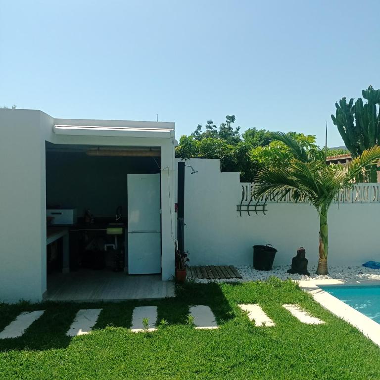 Casa recièn reformada con jardin y piscina privada - Casa Unifamiliar de 3 dormitorios - 35