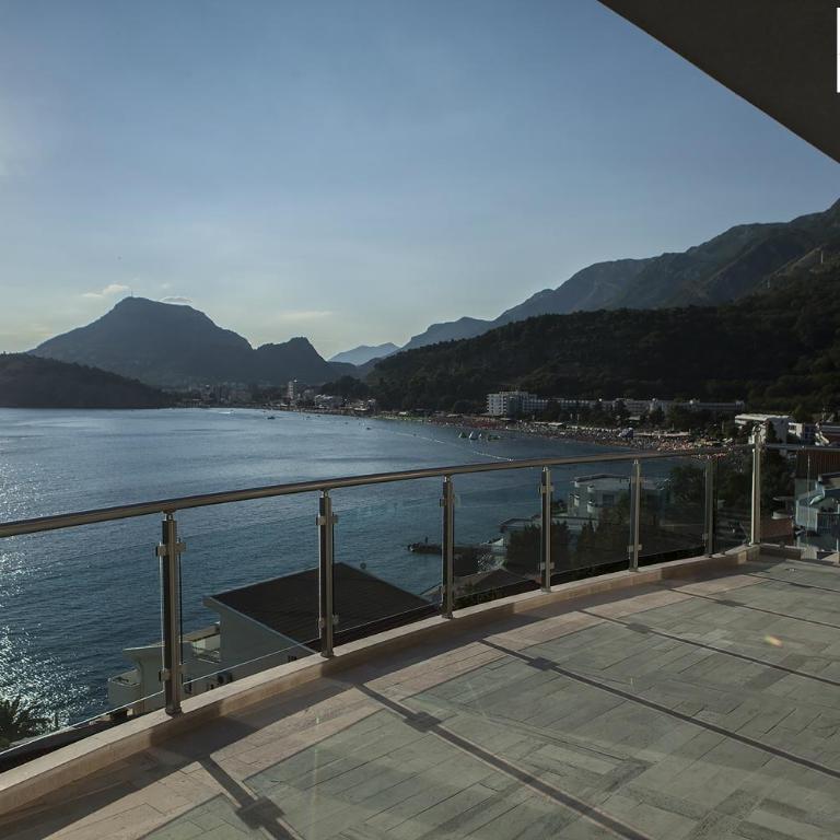 Hotel Velkom - Četvorokrevetna Soba sa Terasom i Pogledom na More - 1