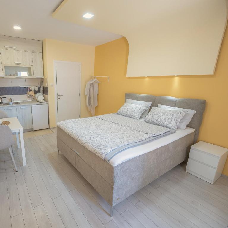 Amber Apartman - Studio Apartment with King Bed - 10