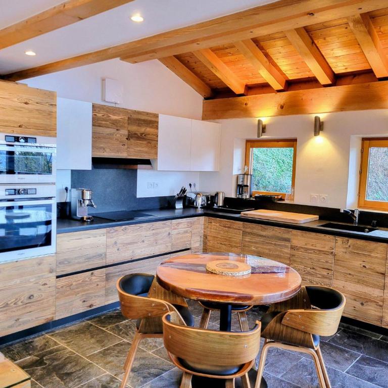 Chalet spacieux et rénové · Terrasse · Capacité 10 personnes · Wifi gratuit - FR-1-346-570 - Chalet - 7