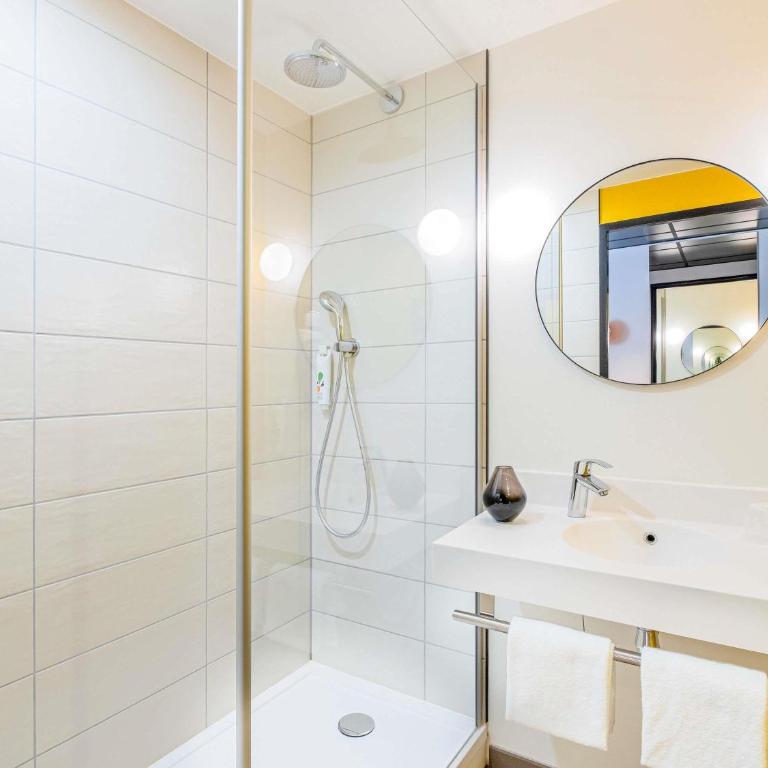 ibis Styles Paris Meteor Avenue d'Italie - Chambre Standard avec 1 Lit Double et 2 Lits Simples - 1