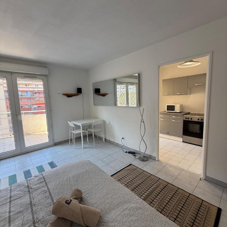 Big, comfortable studio minutes from MC borders - Appartement 1 Chambre - 9