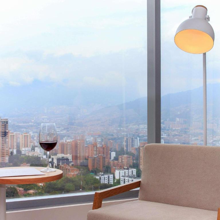 Novotel Medellin El Tesoro - Habitación Doble Estándar con 2 camas dobles - 3