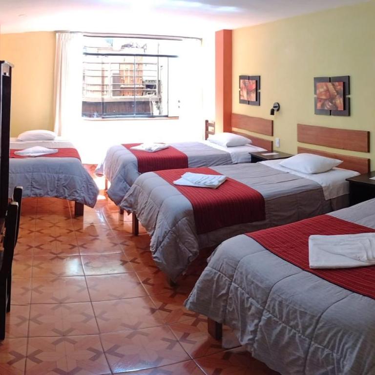 Hospedaje Tres Cruces - Habitación Cuádruple con baño privado - 1