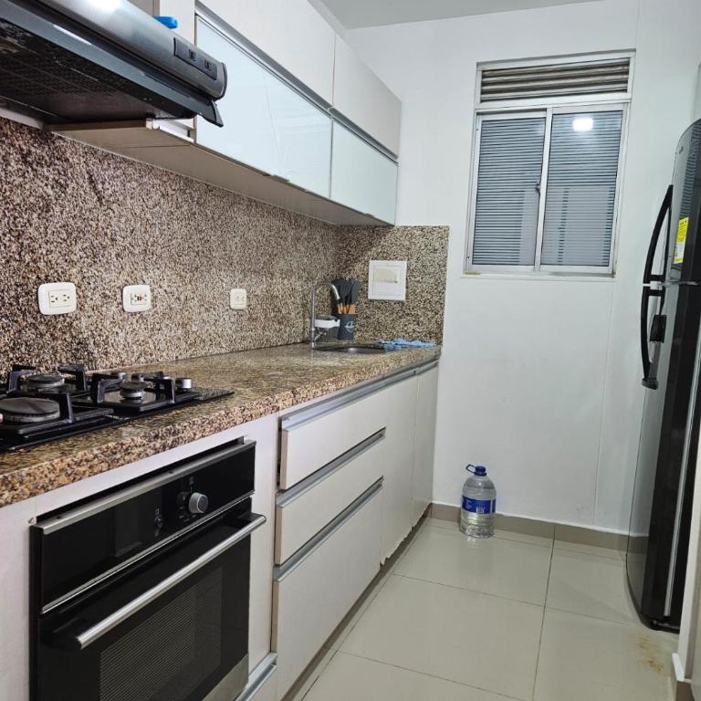 Apartamento Cómodo y Residencial con parqueo - Three-Bedroom Apartment - 2