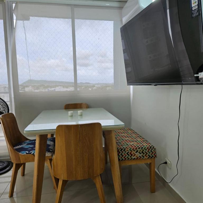 Apartamento Cómodo y Residencial con parqueo - Three-Bedroom Apartment - 3