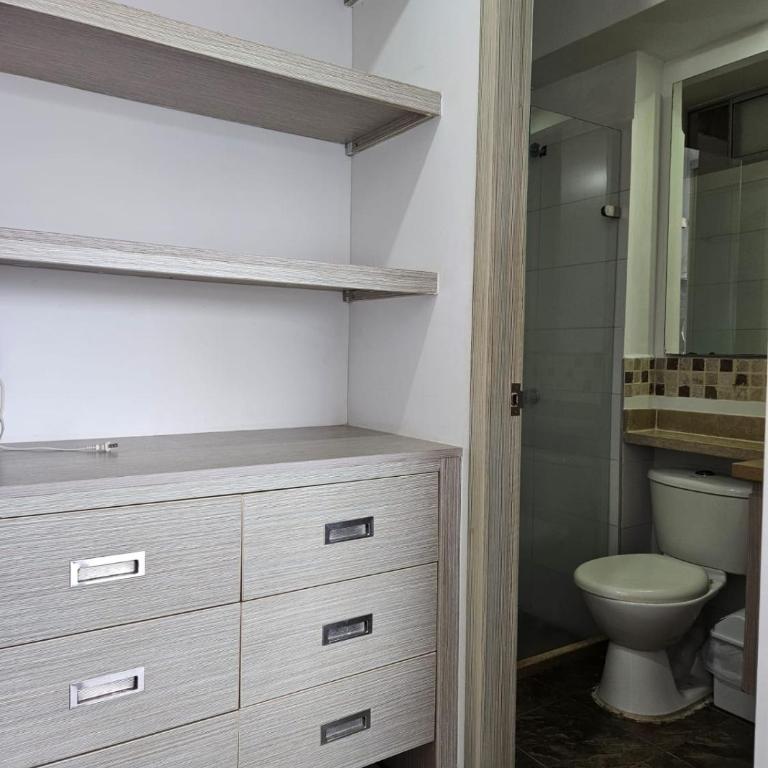 Apartamento Cómodo y Residencial con parqueo - Three-Bedroom Apartment - 6