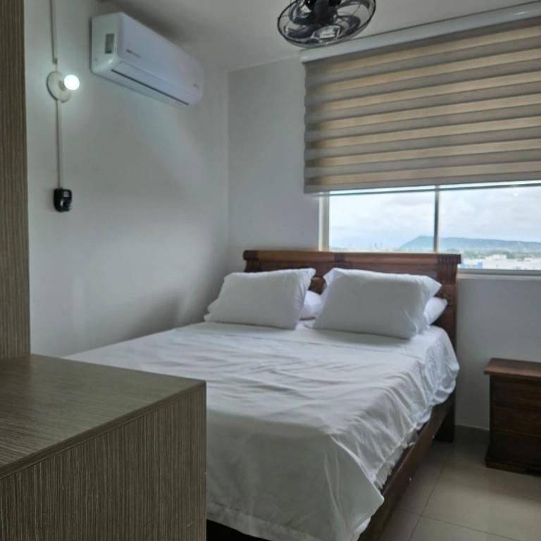 Apartamento Cómodo y Residencial con parqueo - Three-Bedroom Apartment - 7