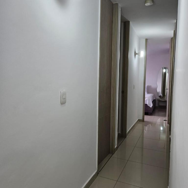 Apartamento Cómodo y Residencial con parqueo - Three-Bedroom Apartment - 10