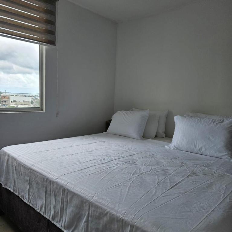 Apartamento Cómodo y Residencial con parqueo - Three-Bedroom Apartment - 12