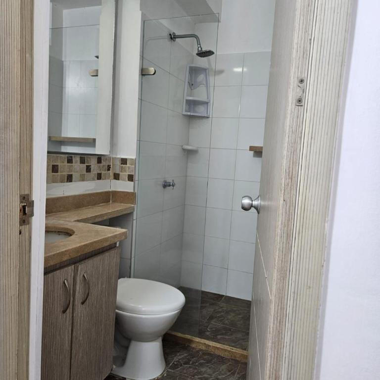 Apartamento Cómodo y Residencial con parqueo - Three-Bedroom Apartment - 15