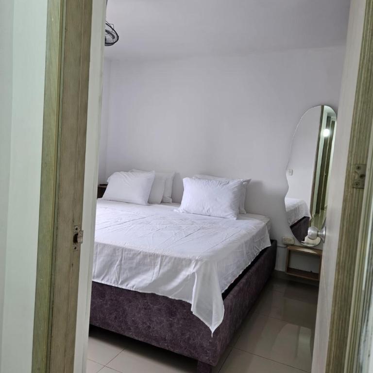 Apartamento Cómodo y Residencial con parqueo - Three-Bedroom Apartment - 17