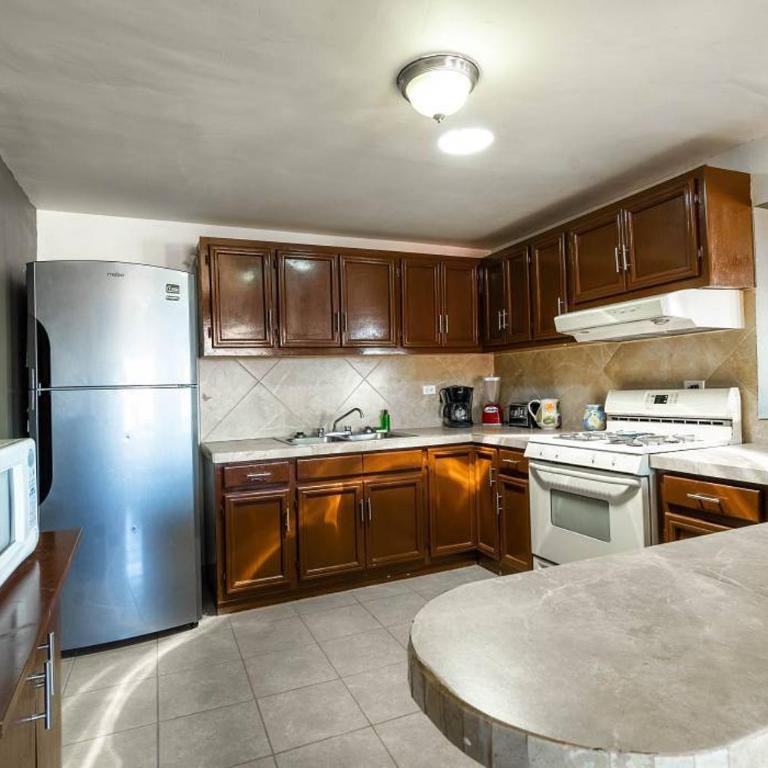 InTown Beach front condo - Casey`s condo 1 - Casa - 14
