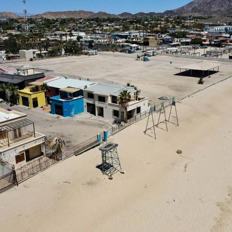 InTown Beach front condo - Casey`s condo 1 - Casa - 28