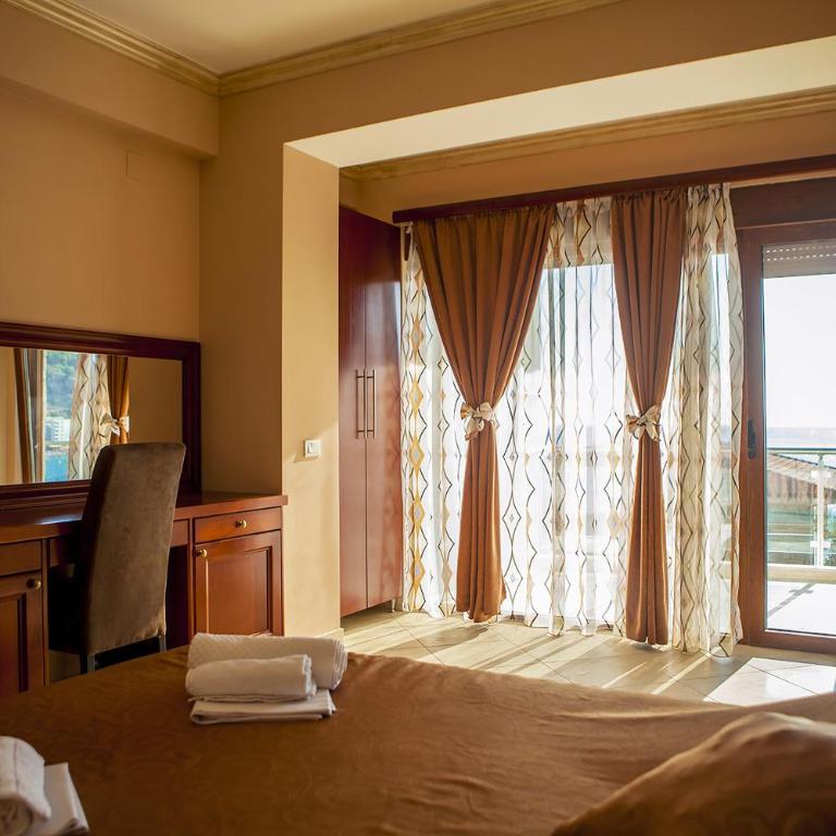 Hotel Velkom - Dvokrevetna soba sa Bračnim Krevetom, Terasom i Pogledom na More - 7