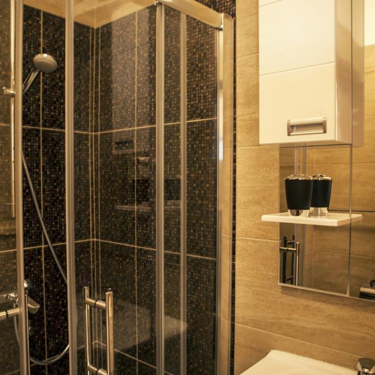 Hotel Velkom - Četvorokrevetna Soba sa Terasom i Pogledom na More - 2