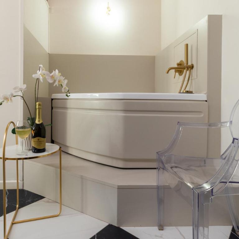 TEATRUM LOFT Teatro Galli -Jacuzzi in camera - Appartamento con 1 Camera da Letto - 4