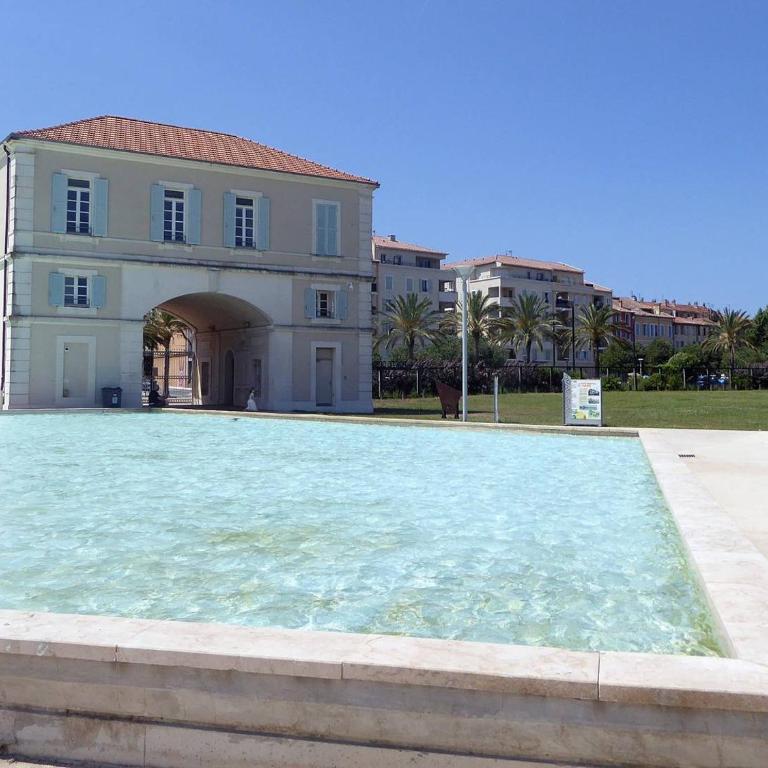 Neuf, 2 chambres, tout confort, ascenseur,Wifi....à pied de la Marina - Appartement 2 Chambres avec Balcon - 13
