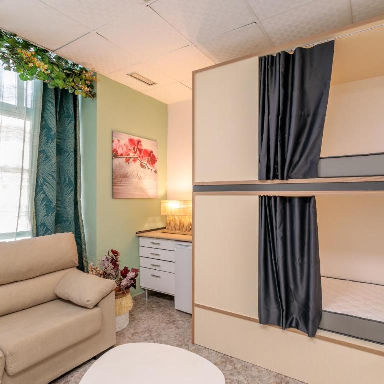 HOSTEL Pepper-Gold -STEP-FREE ENTRANCE -car- free Space-no nois-3 minutes from Port -BED ROOMS 8 GUEST 55 M2 AND 8 GUEST 65 M2 - Bunk Bed in Mixed Dormitory Room - 31