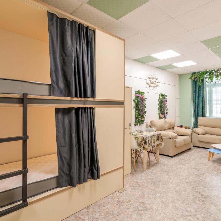 HOSTEL Pepper-Gold -STEP-FREE ENTRANCE -car- free Space-no nois-3 minutes from Port -BED ROOMS 8 GUEST 55 M2 AND 8 GUEST 65 M2 - Bunk Bed in Mixed Dormitory Room - 23
