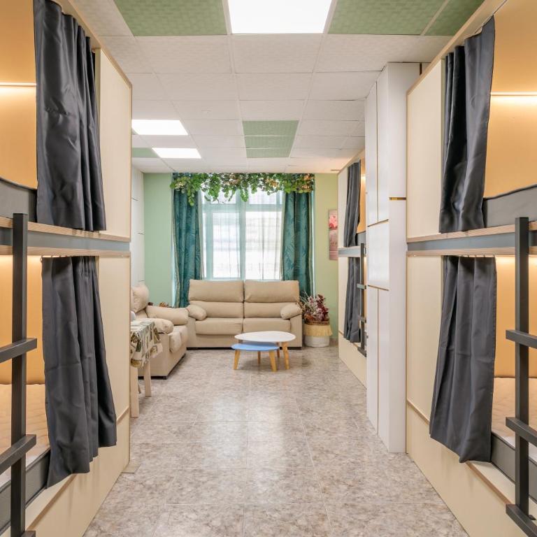 HOSTEL Pepper-Gold -STEP-FREE ENTRANCE -car- free Space-no nois-3 minutes from Port -BED ROOMS 8 GUEST 55 M2 AND 8 GUEST 65 M2 - Bunk Bed in Mixed Dormitory Room - 56